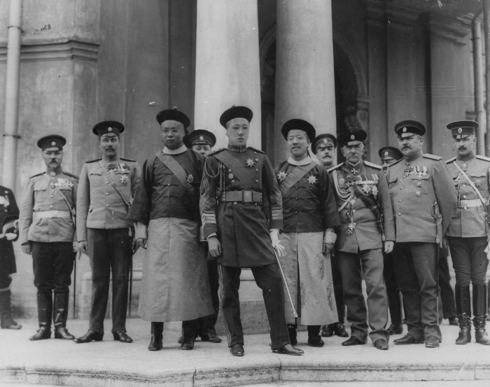 Принц Китая Цзай-Тао со свитой и офицерами Петропавловской крепости у здания Ботного дома