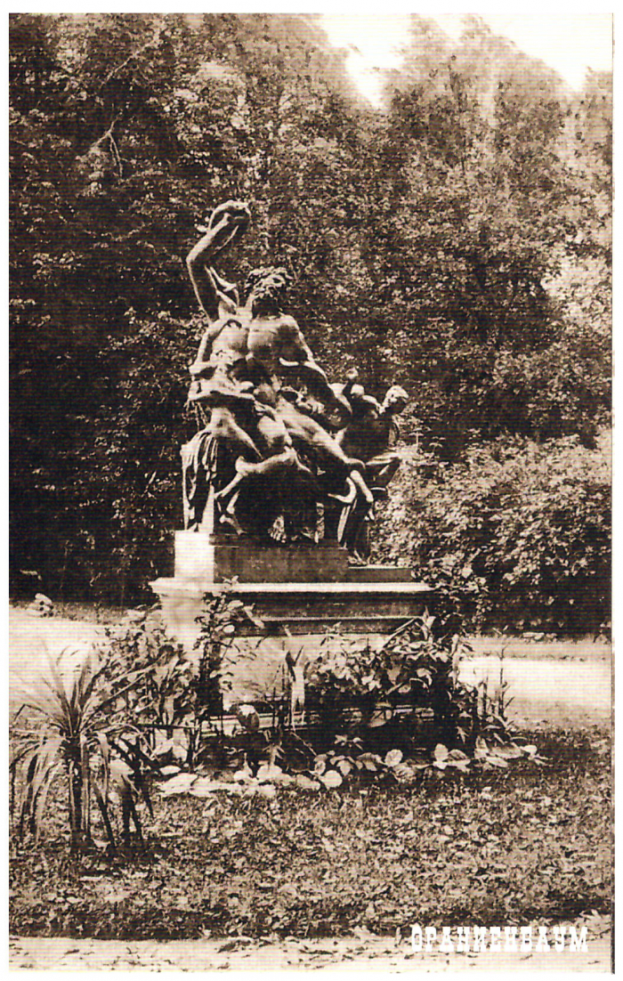 Ораниенбаум, бронзовая статуя в парке