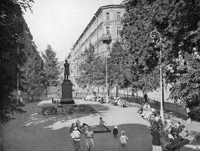 Сквер на Пушкинской улице. 1950-1960гг.